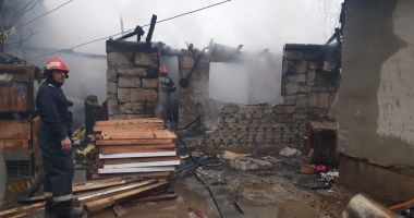 Incendiu puternic la Constanţa. Ard două case - 1