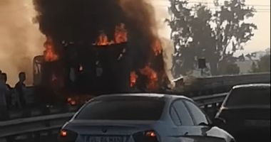 VIDEO / Un camion plin cu băuturi s-a răsturnat și a luat foc pe A1