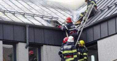 Stire din Eveniment : O casă din orașul Babadag, distrusă în urma unui incendiu provocat intenționat