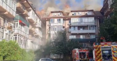 UPDATE. Incendiu puternic la mansarda unui bloc! Focul s-a extins şi la blocurile vecine!