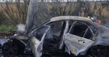 Mașină mistuită de flăcări, pe autostradă. Șoferul și pasagerul s-au salvat!