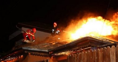 Stire din Eveniment : Incendiu în comuna Corbu! Acoperișul unei case a fost cuprins de flăcări