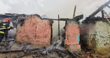 Stire din Eveniment : Un incendiu violent a cuprins două case. Un foc lăsat nesupravegheat în curte s-a extins rapid