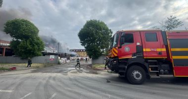 Stire din Eveniment : Incendiu major la un depozit din Bucureşti. A fost emis mesaj RO-Alert