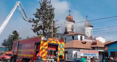 Stire din Eveniment : Incendiu puternic la o biserică monument istoric. 150 de persoane s-au autoevacuat
