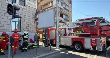 Stire din Eveniment : Incendiu puternic într-un apartament de la ultimul etaj al unui bloc. Cinci persoane au fost rănite