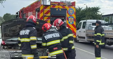 Stire din Eveniment : Incendiu la un autoturism. Flăcările au izbucnit în compartimentul motor