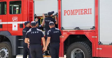 Flăcări puternice la Satu Nou. Au luat foc mai mulți baloți de paie