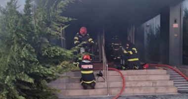 Stire din Eveniment : Incendiu puternic în Mamaia. Arde un centru de recuperare