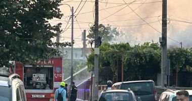 Stire din Eveniment : Incendiu la o casă din Constanța. Flăcările s-au extins la o altă locuință