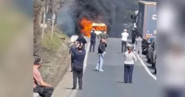 Stire din Eveniment : Ambulanță în flăcări pe șosea. Echipajul a scăpat în ultima clipă de explozie