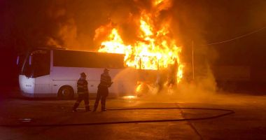 Stire din Eveniment : Un autocar a fost cuprins de flăcări în apropiereea unei stații de carburanți. Pasagerii au coborât în siguranță