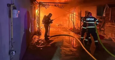 Stire din Eveniment : Bărbat rănit după ce a încercat să stingă un incendiu înainte de sosirea pompierilor. Locuință afectată de flăcări