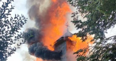 Stire din Eveniment : O biserică a fost cuprinsă de flăcări în timpul slujbei de Crăciun. Preotul a avut nevoie de îngrijiri
