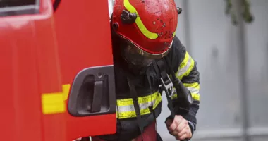 Stire din Eveniment : Panică într-un apartament. Incendiul a pornit de la o tigaie uitată pe foc