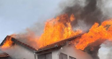 Stire din Eveniment : Un incendiu puternic a cuprins trei locuinţe. Două persoane au fost rănite