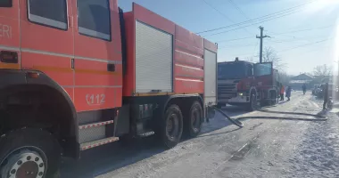 Șase persoane evacuate în urma unui incendiu puternic într-o locuință - 2