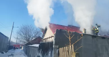 Stire din Eveniment : Șase persoane evacuate în urma unui incendiu puternic într-o locuință