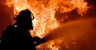 Stire din Eveniment : Flăcări și fum dens la un depozit industrial. Pompierii au intervenit ore în șir