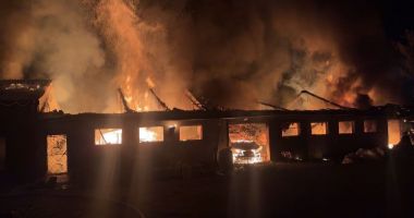 Stire din Eveniment : Mai mulți copii sunt cercetați de autorități pentru că ar fi incendiat o fostă fabrică