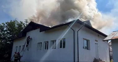 Acoperiș cuprins de flăcări la o grădiniță. 29 de copii s-au autoevacuat