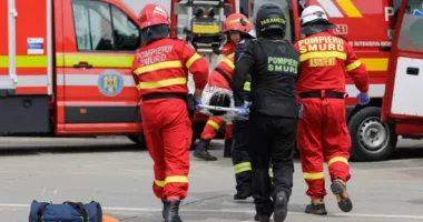 Stire din Eveniment : Un bărbat a murit carbonizat într-un incendiu izbucnit în apartament. Soția sa, în stare critică la spital