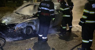 Stire din Eveniment : O mașină a luat foc pe varianta Ovidiu. Pompierii intervin pentru stingerea incendiului