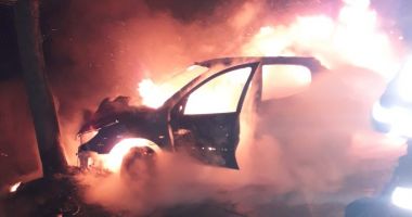 Stire din Eveniment : Incendiu puternic în curtea unor firme. Şase autoturisme au fost cuprinse de flăcări