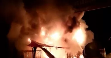 Incendiu violent într-o piață. Pompierii au evacuat două butelii GPL din calea flăcărilor
