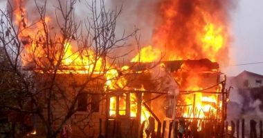 Stire din Eveniment : Doi copilaşi, înghiţiţi de flăcări în propria casă