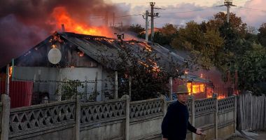 Stire din Eveniment : O casă a luat foc în localitatea 23 August. Pompierii intervin pentru stingerea incendiului