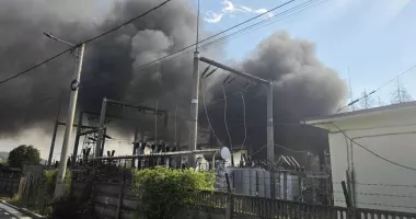 Incendiu la un transformator electric. Pompierii au rămas peste noapte la locul intervenției