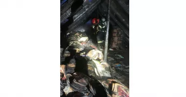 Stire din Eveniment : Incendiu puternic la o locuință din Măcin. Flăcările au cuprins întregul acoperiș