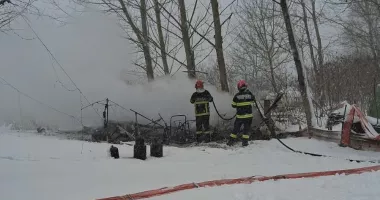 Stire din Eveniment : Rulotă în flăcări la Hârșova! Intervenție contracronometru