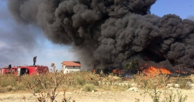 Stire din Eveniment : Galerie foto. Incendiu de amploare lângă Constanța. Pompierii  au intervenit cu opt mașini