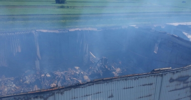Stire din Eveniment : Incendiul de la Dărăști nu a fost stins