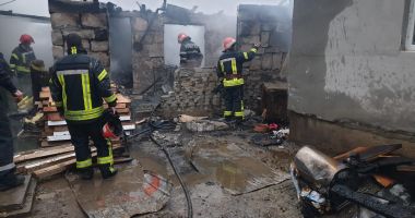 Incendiu puternic la Constanţa. Ard două case - 2