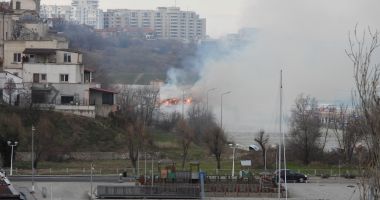 VIDEO: ALERTĂ la Constanţa. Arde o terasă de pe Plaja Modern - 4