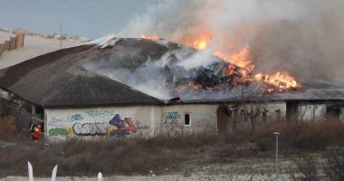 VIDEO: ALERTĂ la Constanţa. Arde o terasă de pe Plaja Modern - 2