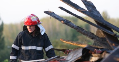 Stire din Eveniment : Incendiu lângă biserica din Nisipari
