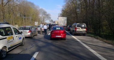 Trafic blocat pe A1 după ce un autoturism a luat foc