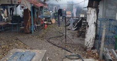 Incendiu puternic la Constanţa. Ard două case - 4