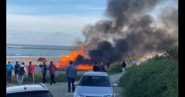 GALERIE FOTO. Incendiu puternic pe plaja 3 Papuci. Arde o terasă de lemn - 4