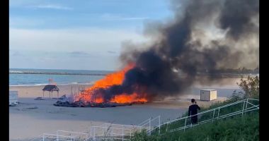 GALERIE FOTO. Incendiu puternic pe plaja 3 Papuci. Arde o terasă de lemn - 5