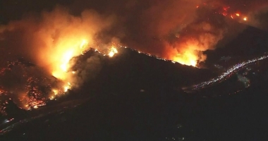 Stire din Actualitate : INCENDIU DEVASTATOR! Un cartier întreg, evacuat