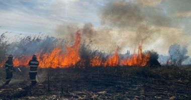 Incendiu în Delta Dunării: Elicopterul SMURD intervine pentru salvarea a doi adulți și un copil