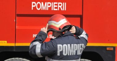 Stire din Eveniment : UPDATE Un autocamion încărcat cu baloți a luat foc pe drum, în județul Constanța