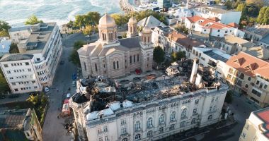 Stire din Eveniment : Poliția efectuează cercetări pentru DISTRUGERE DIN CULPĂ după incendiul de la Arhiepiscopia Tomisului