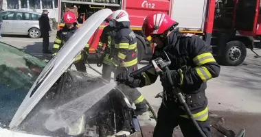 Stire din Eveniment : Incendiu în parcarea Metro din Constanța. Un autoturism a luat foc