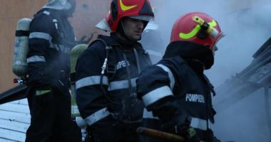 Stire din Eveniment : Incendiu la parterul unui bloc. 16 persoane evacuate